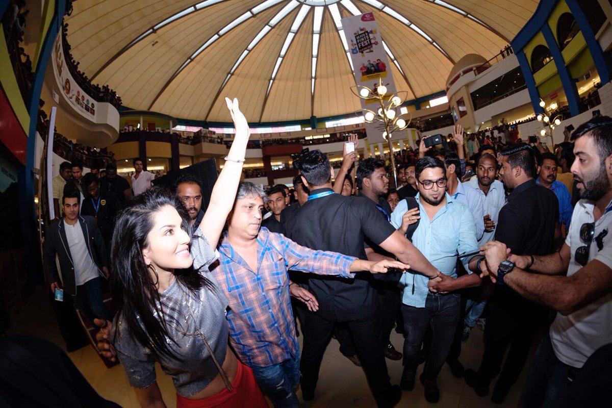 SunnyLeone's tweet photo. Pune!! Lots of fun! https://t.co/ZfbBWUbMUX