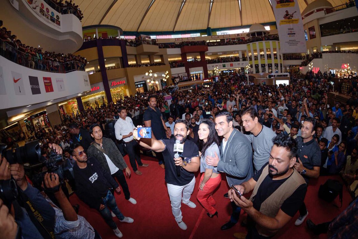 SunnyLeone's tweet photo. Pune!! Lots of fun! https://t.co/ZfbBWUbMUX