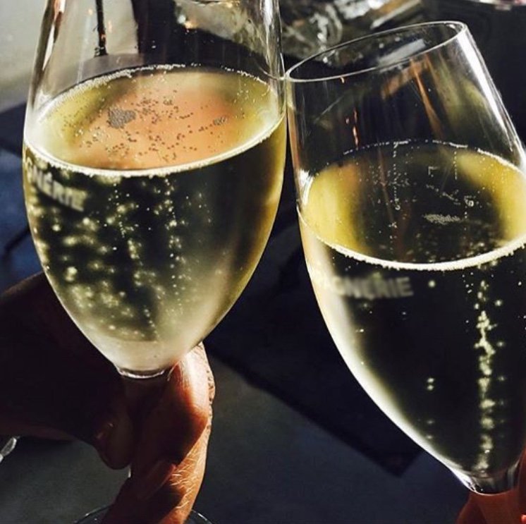 Lachampagnerie's tweet photo. Le mercredi, on voit double!
50% sur les bulles au verre de 5@8. #champagne #lachampagnerie #mtl #5a7 https://t.co/WVB2FWuMc1