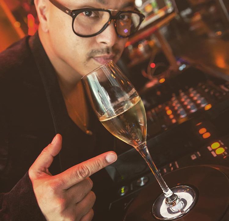 Lachampagnerie's tweet photo. Les jeudis, DJ Mac D rythme votre soirée 🎶 

Réservez votre table pour le #jeudiperlé > https://t.co/26cGNCrwor #lachampagnerie #mtl #djnight https://t.co/BMDD9PFijM