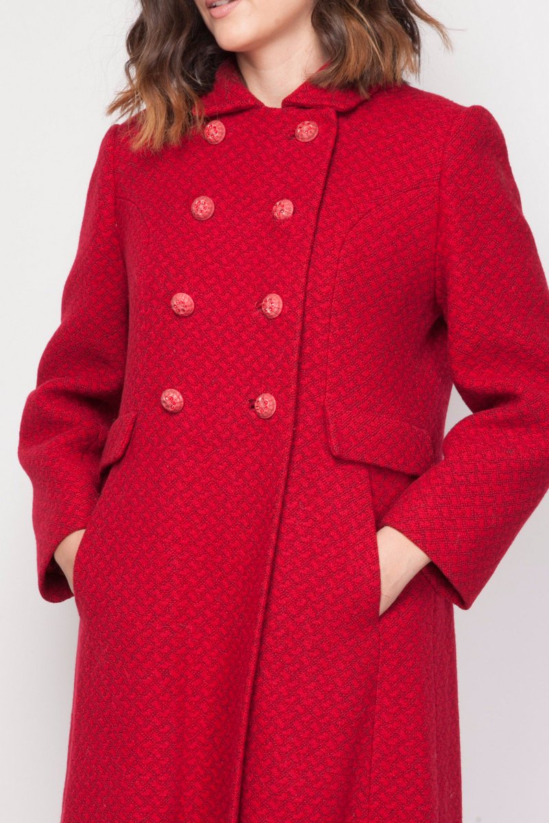 Hello ladies. Let's start with a bang. The color to go for is #red. Now online at solovesvintage.com #womaninbiz #wnukrt