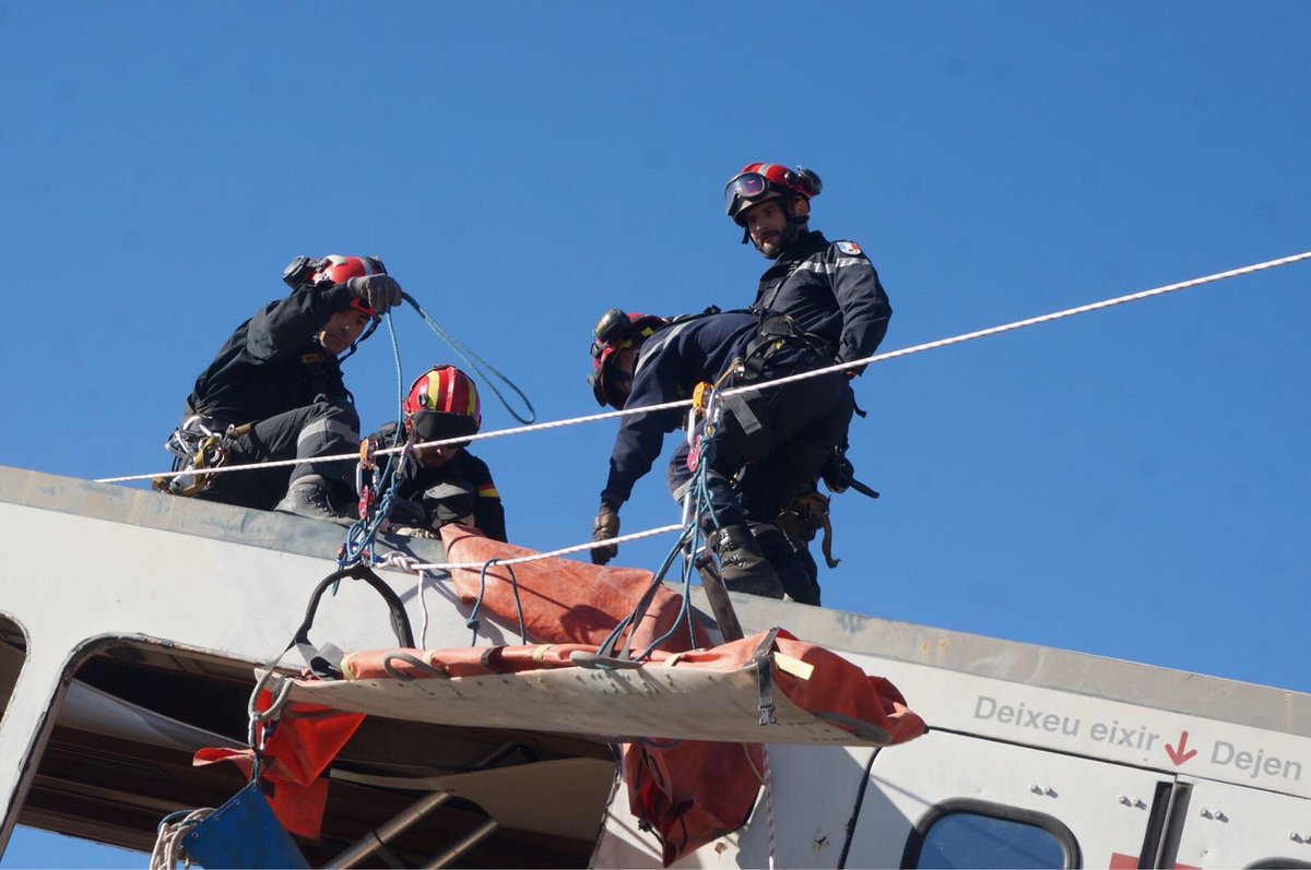 Defensagob's tweet image. Esta semana los componentes del Tercer Batallón de Intervención en Emergencias #BIEM3 reciben la visita de sus colegas de la #UIISC5 🇫🇷 para realizar trabajos conjuntos de adiestramiento en Bétera. ¡Para Servir!
Vía: @UMEgob 🇪🇸