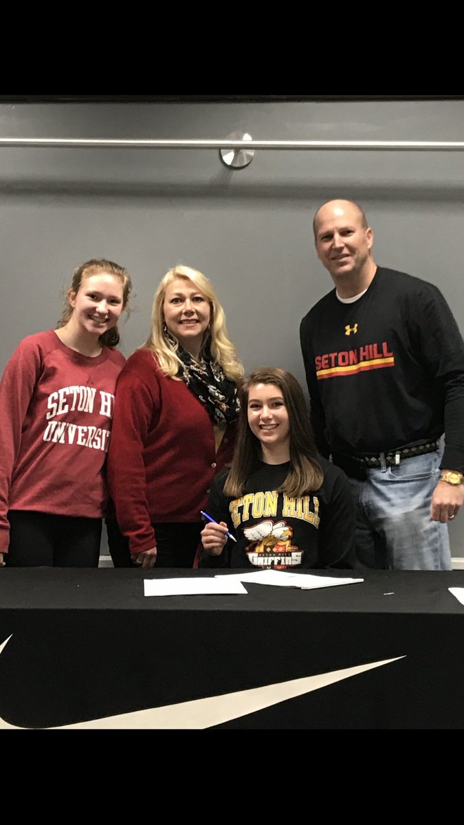 bpsdinfo's tweet photo. Congratulations to BPHS Girls Volleyball Player Ronnie Johns, who will continue her volleyball career on the collegiate level at Seton Hill University! #BPProud #GoLadyHawks https://t.co/dqT2d9nhJR