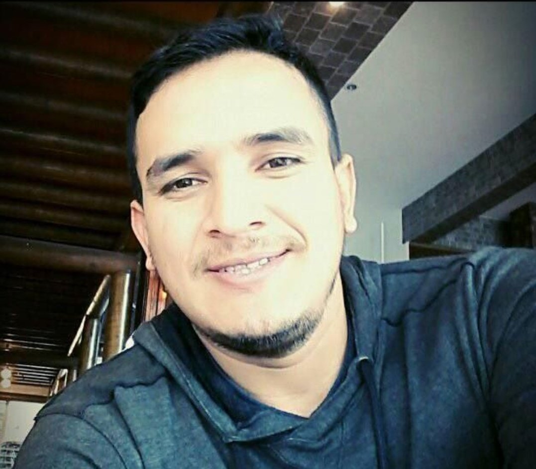 juanVictorCas1's tweet photo. "Mi hijo sonaba con ser periodista, yo perdono a los asesinos de Moi" aseguró Lorena Mora durante el velorio de su primogénito Moisés Mora Sipaque trabajador de #Movistar una de las 4 víctimas acribillados por mareros el viernes pasado que exijen la extorsión a la telefonía https://t.co/opcZZTKVMG