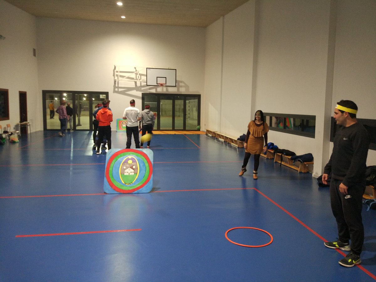 chuchi_jbg's tweet photo. Hoy va de profes de #EF indios y vaqueros aprendiendo a jugar al #touchball y ayudando a Toro Sentado a ser menos sedentario. @cfiesalamanca https://t.co/PTW0qw5K29