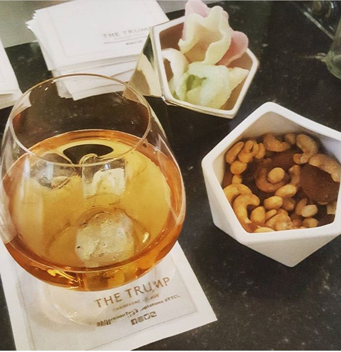 MYDRAP_NA's tweet photo. This beautiful bar just never gets old! #mydrap can you believe these cottons are single use!!! 📸 @sophydong @bobbybatra on instagram @TrumpVancouver @TrumpHotels #trumpvancouver #trumpvancouvertower #neversettle #brandedcontent #hospitality https://t.co/3s2z7MhfqG