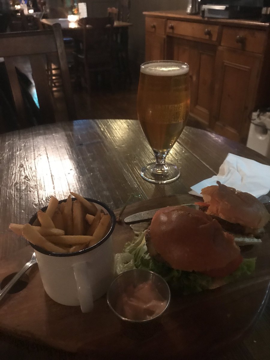 ActionDivaJacks's tweet photo. @crownanchorW4 having a beve and a burger. Lovely pub in the heart of Chiswick https://t.co/wgrGwHyZ0l