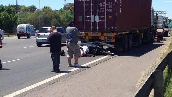 clarincom's tweet photo. Se le rompió el camión en Panamericana y mientras esperaba a la grúa un motoquero murió al chocarlo https://t.co/QXfI2x5x54 https://t.co/hN9akUE630