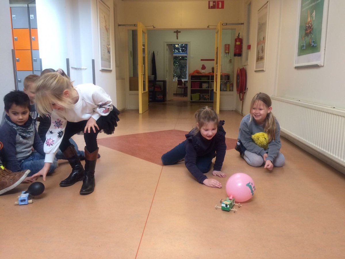 Binnen het thema "slimme uitvinders" maakte groep 4 een ballonauto.