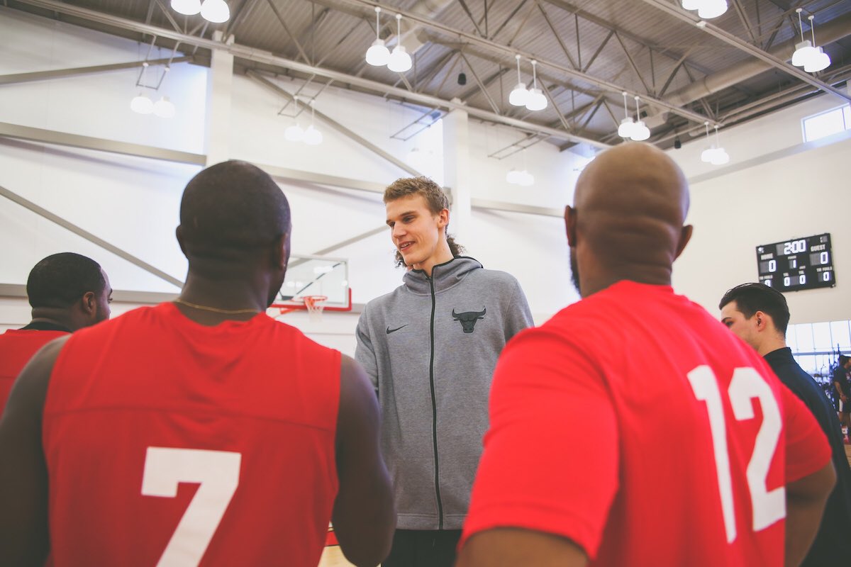 chicagobulls's tweet image. Yesterday, local students played alongside Chicago Police Officers in a basketball tournament. Bulls players and ambassadors also joined the students and officers to discuss issues happening in the community.

More 📸: on.nba.com/2yAo5Dz