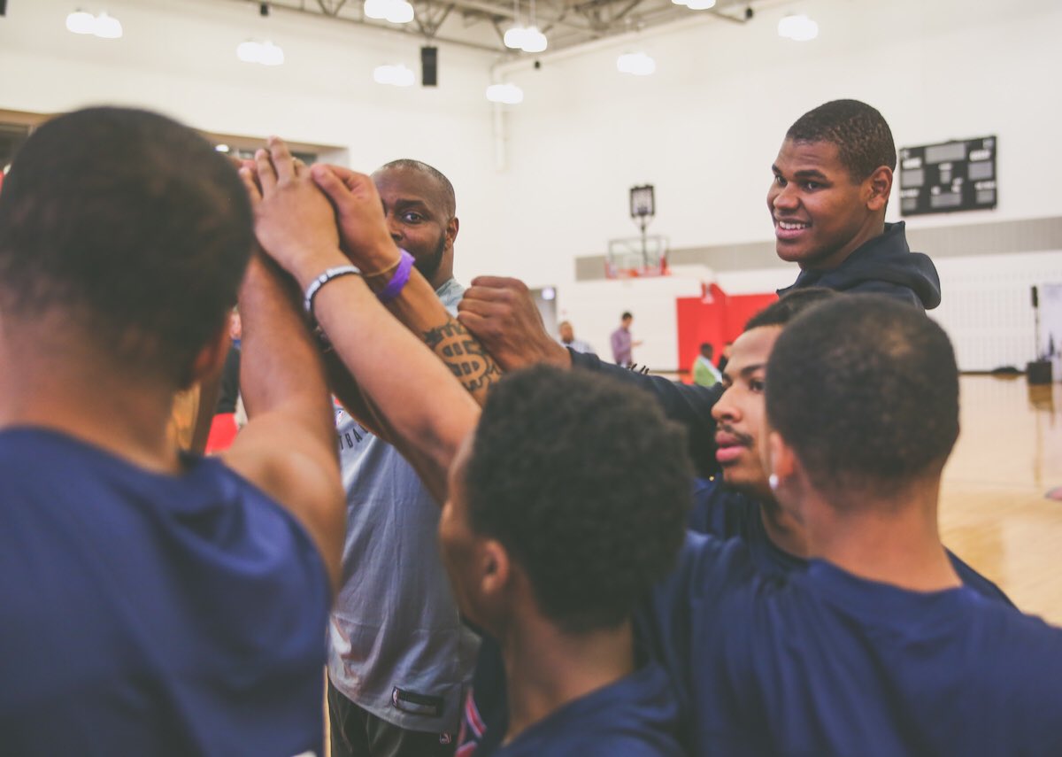 chicagobulls's tweet image. Yesterday, local students played alongside Chicago Police Officers in a basketball tournament. Bulls players and ambassadors also joined the students and officers to discuss issues happening in the community.

More 📸: on.nba.com/2yAo5Dz