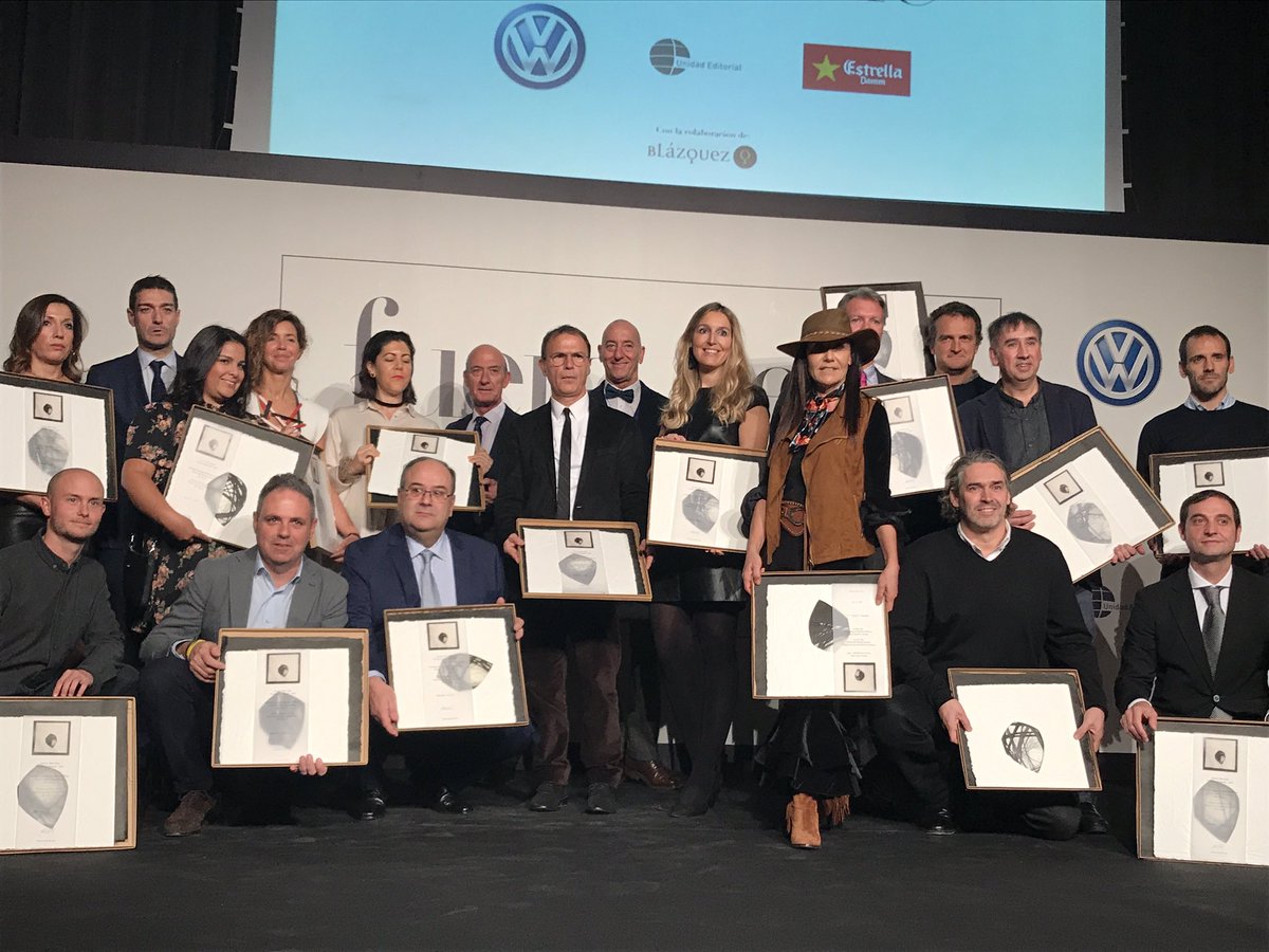 fueradeserie's tweet photo. Foto de familia con todos los premiados #PremiosDiseñoFS https://t.co/xLbw2dL8NM
