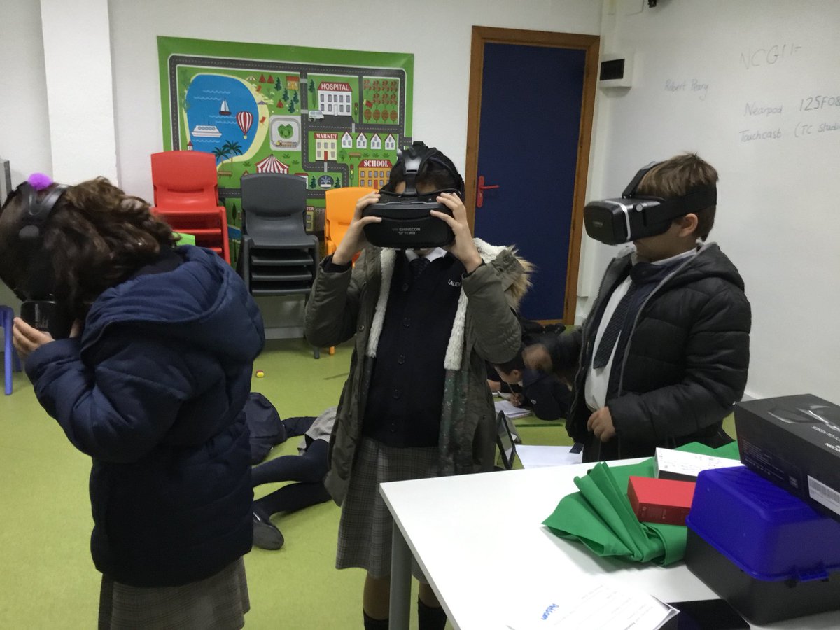 StrainAbi's tweet image. Virtual Reality(VR) in action @newton_college #creativedesignthinking @tortosa_r @SarahMoran31 @vanefuentes79 @JaviTecnologia @JonaCascales