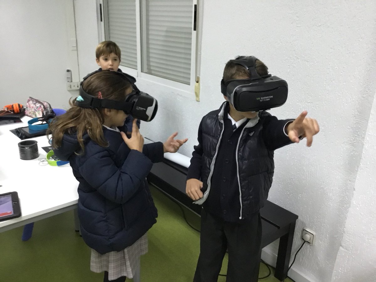 StrainAbi's tweet image. Virtual Reality(VR) in action @newton_college #creativedesignthinking @tortosa_r @SarahMoran31 @vanefuentes79 @JaviTecnologia @JonaCascales