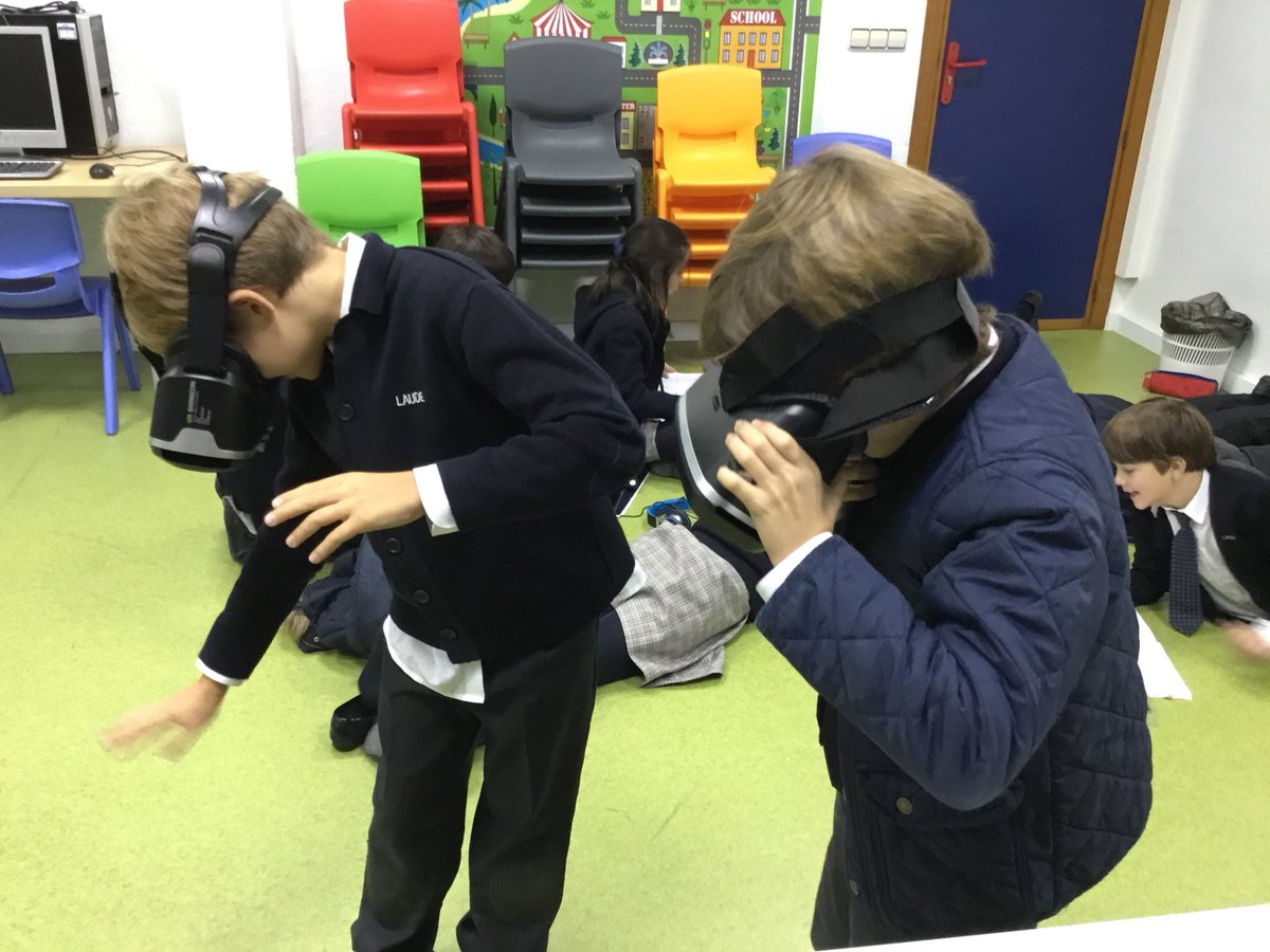 StrainAbi's tweet image. Virtual Reality(VR) in action @newton_college #creativedesignthinking @tortosa_r @SarahMoran31 @vanefuentes79 @JaviTecnologia @JonaCascales
