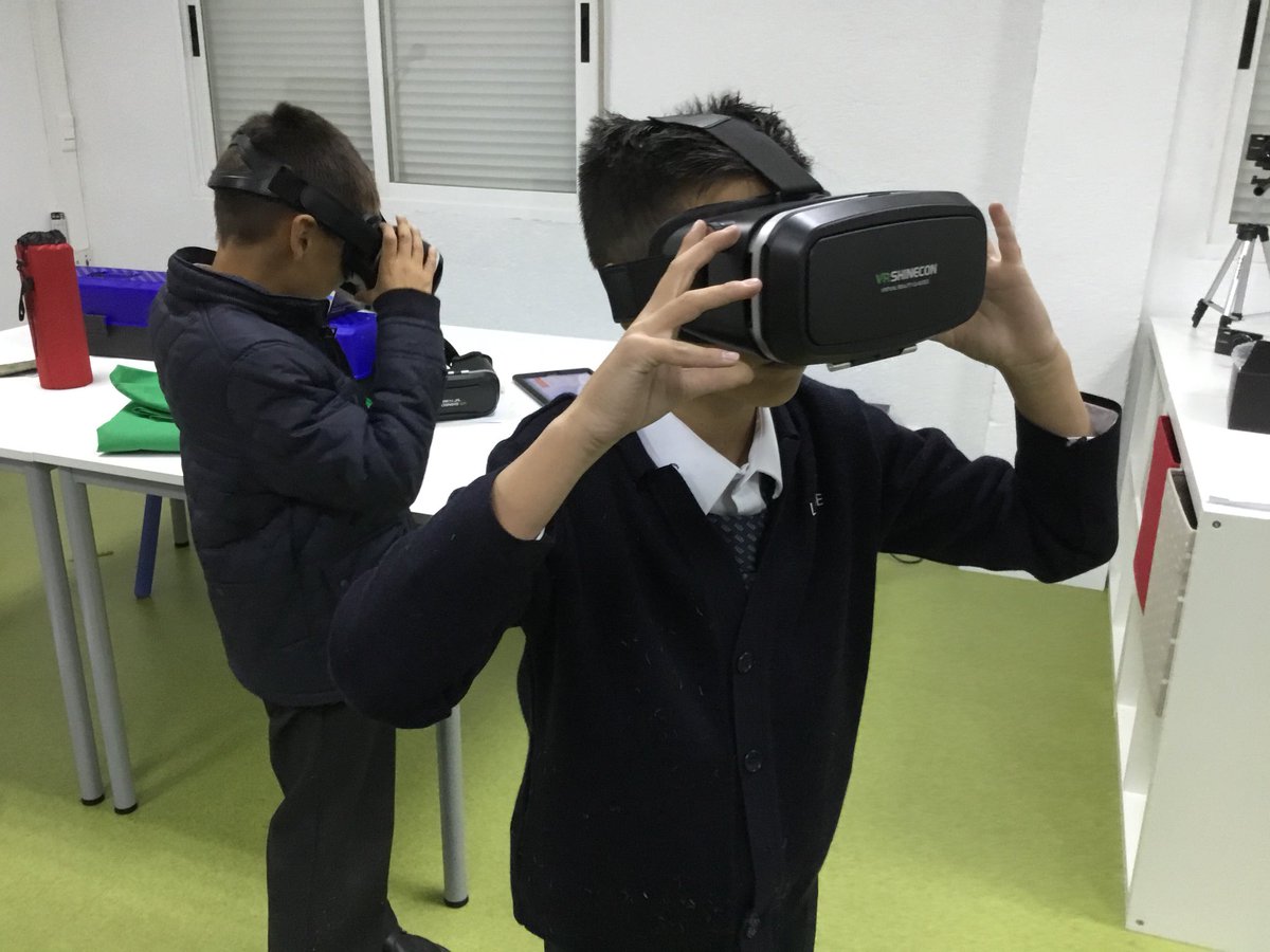 StrainAbi's tweet image. Virtual Reality(VR) in action @newton_college #creativedesignthinking @tortosa_r @SarahMoran31 @vanefuentes79 @JaviTecnologia @JonaCascales