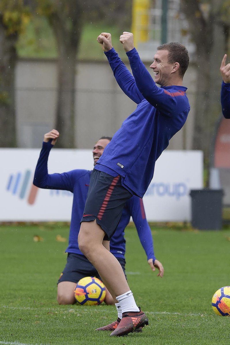 dzeko_diamond's tweet photo. Edin Džeko - today's training😀💪... @EdDzeko #ASRoma #traiining #fun #Dzeko #DajeEdin #ForzaRoma https://t.co/goyLH5YXgz
