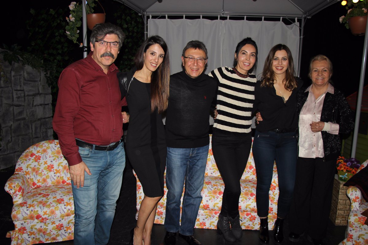nasuhbektas's tweet photo. Damadım Olur musun? Oyununda kızlarını sahne de izleme heyecanı yaşayan Aysun Kocatepe ve Ali Kocatepe ailesi
@kocatepe_aysun  @ali_kocatepe  @DamlaCercisoglu @TenolcayIpek  @ilkyazkocatepe @NGokasan @TiyatroKedi https://t.co/4I6K1ERbyc