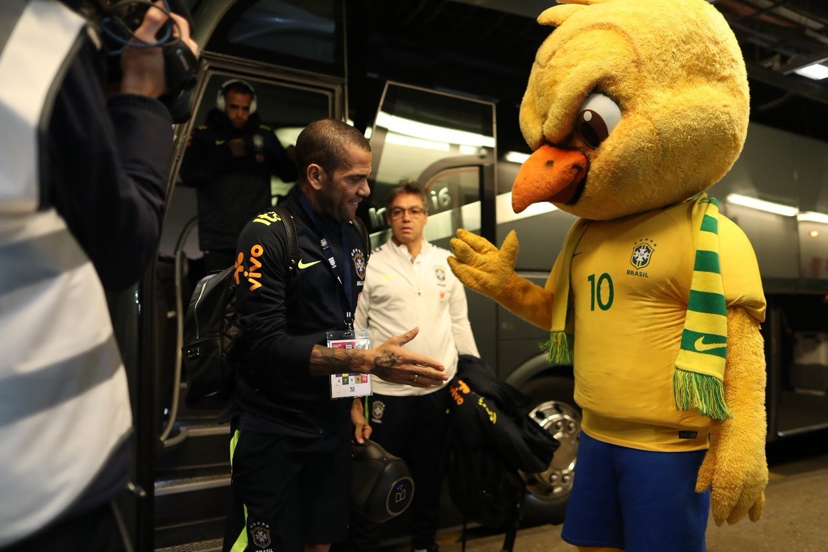TorcidaBrasil01's tweet photo. O canarinho recebeu os jogadores
#BRAING #Amistoso https://t.co/mUSSNcp4an