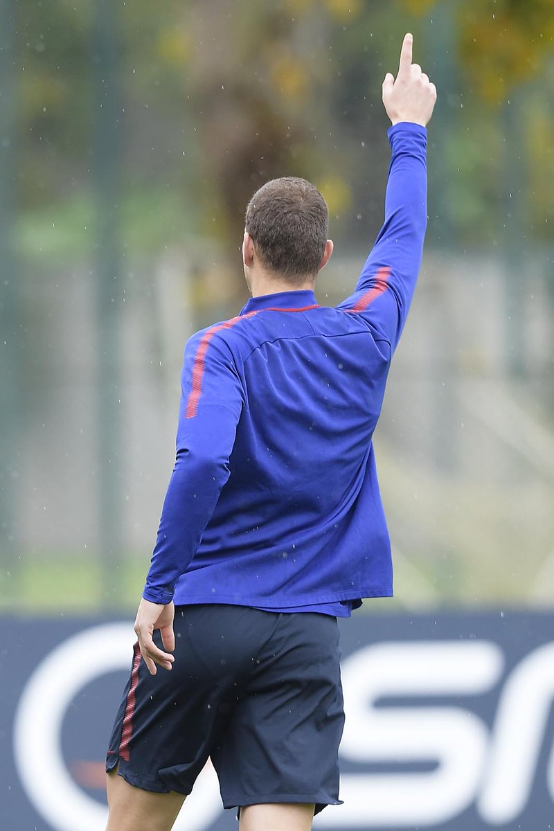dzeko_diamond's tweet photo. Edin Džeko - today's training session😀💪... @EdDzeko #ASRoma #traiining #fun #Dzeko #DajeEdin #ForzaRoma https://t.co/zGUJzozIhN