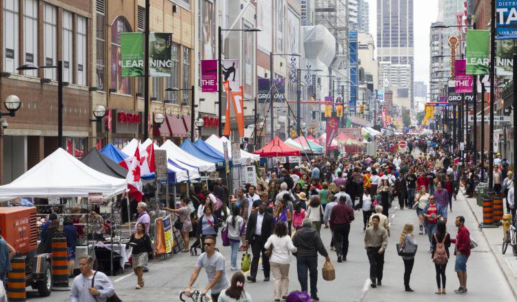 SeeTorontoNow's tweet photo. Did you know some 130 languages and dialects are spoken in Toronto? No matter where you're from, you'll feel right at home. #SeeTorontoNow https://t.co/a9f3GZL1Y4
