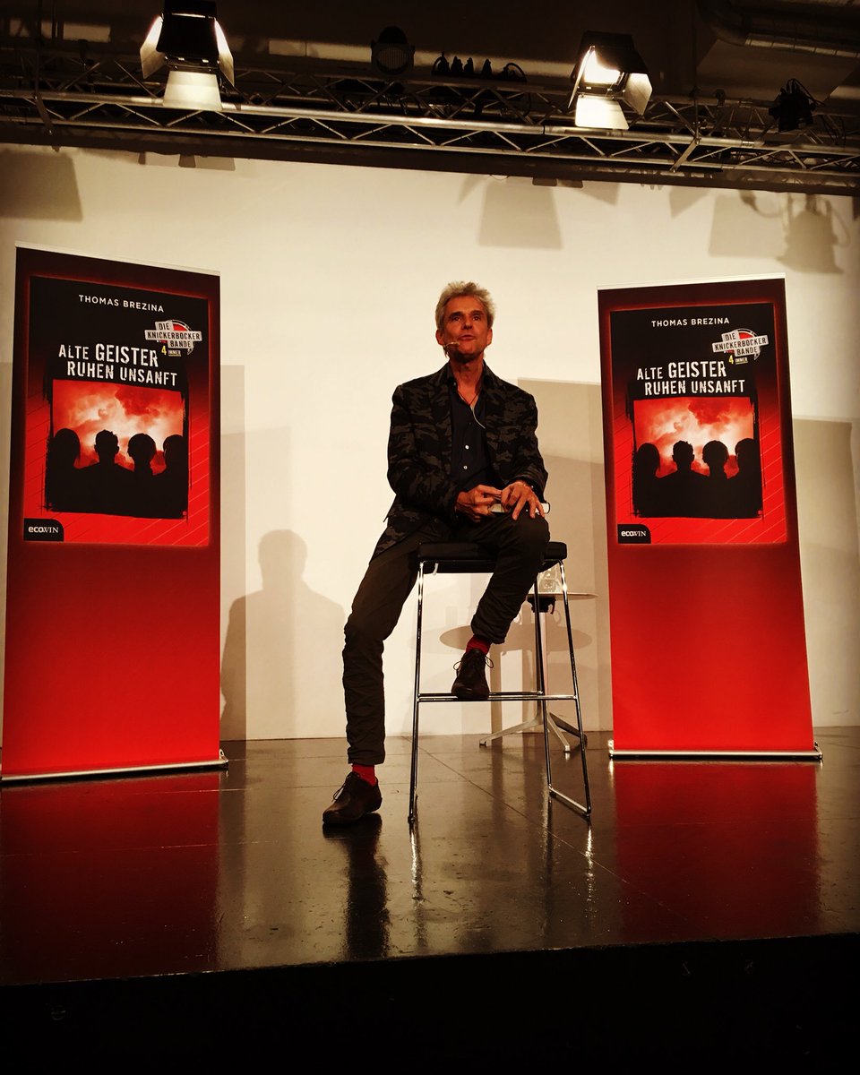 Storyvents's tweet photo. Lesungen sind einfach etwas Wunderbares! @thomasbrezina stellt heute in Salzburg sein neues Buch „Alte Geister ruhen unsanft“ vor hunderten von Leuten vor. Grundschule großartig! #knickerbockerbande #salzburg #brezina #krimi https://t.co/oWU0kwDqZG