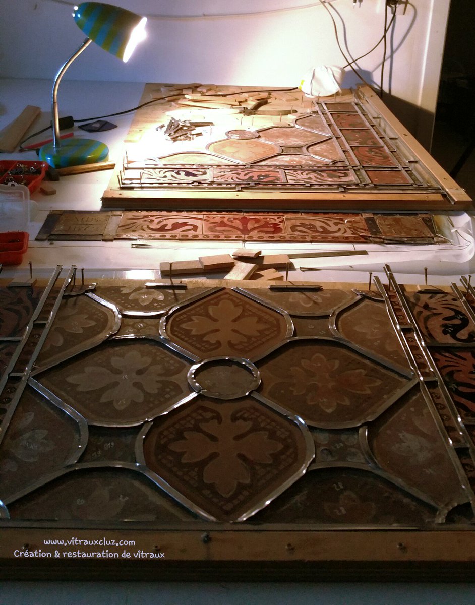 ATELIERCLUZ's tweet photo. Restauration du vitrail 1 - montage au plomb en cours #vitrauxanciens #vitrailliste #stainedglass #restaurationdevitraux https://t.co/3ZJMNfTi1f