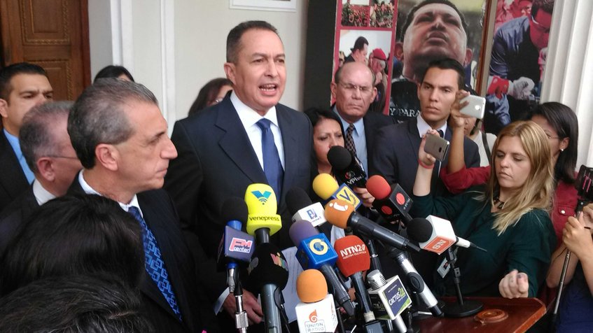 SoyVenezuelaX's tweet photo. Richard Blanco anunció una nueva fracción parlamentaria en la AN: El diputado a la AN anunció la separación de 13 diputados de la MUD para conformar la ""Fracción opositora 16 de julio" https://t.co/g0pX5QyDFK https://t.co/su1reppyYr