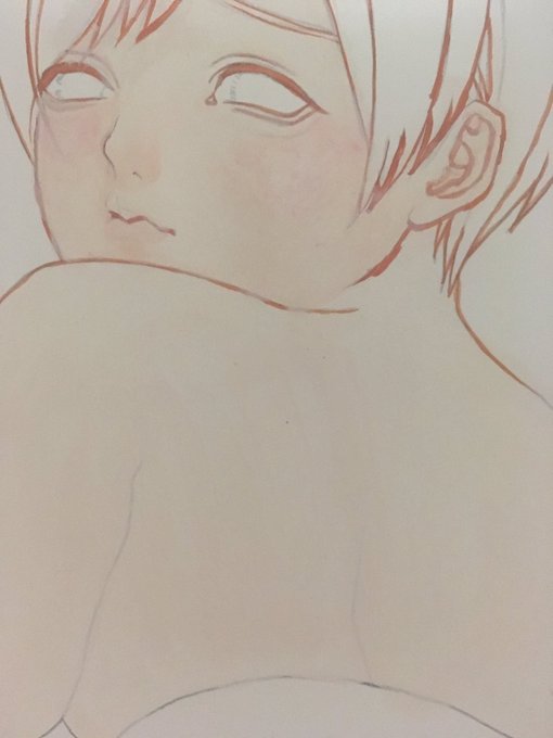 なんか違う…
塗り重ねたらもうちょっとペタっとなるかな?
薄めすぎたかな…
ボカしたいとこだけ水しいてみるかー🤔 