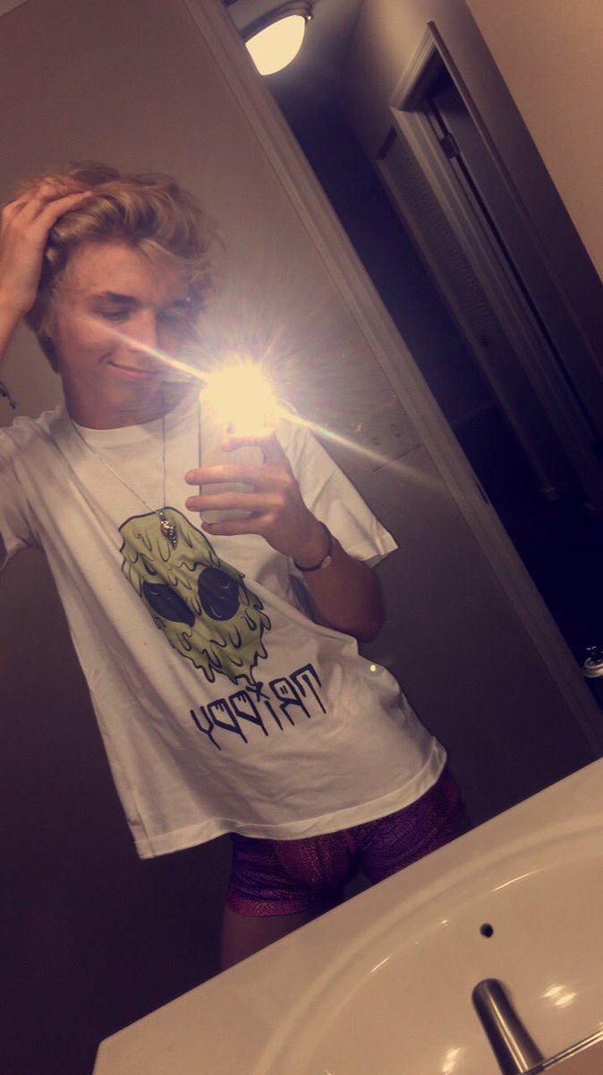 JamieRayX's tweet image. My mom says im ok

#selfie  #hot #gay #teen