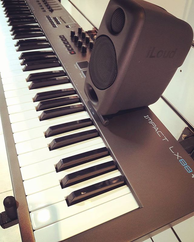 digitaudio's tweet photo. A compacta iLoud Micro Monitor em ação com o "gigante" Nektar Impact LX88 +

https://t.co/VEAmHf3u3R

#iloud #iloudmicro #iloudmicromonitor #ik #ikmultimedia #nektar #nektartech #nektartechnology #impactlx #88teclas #nektar #digitaudio 📷: @digitaudiostore https://t.co/xxadlpYJuo