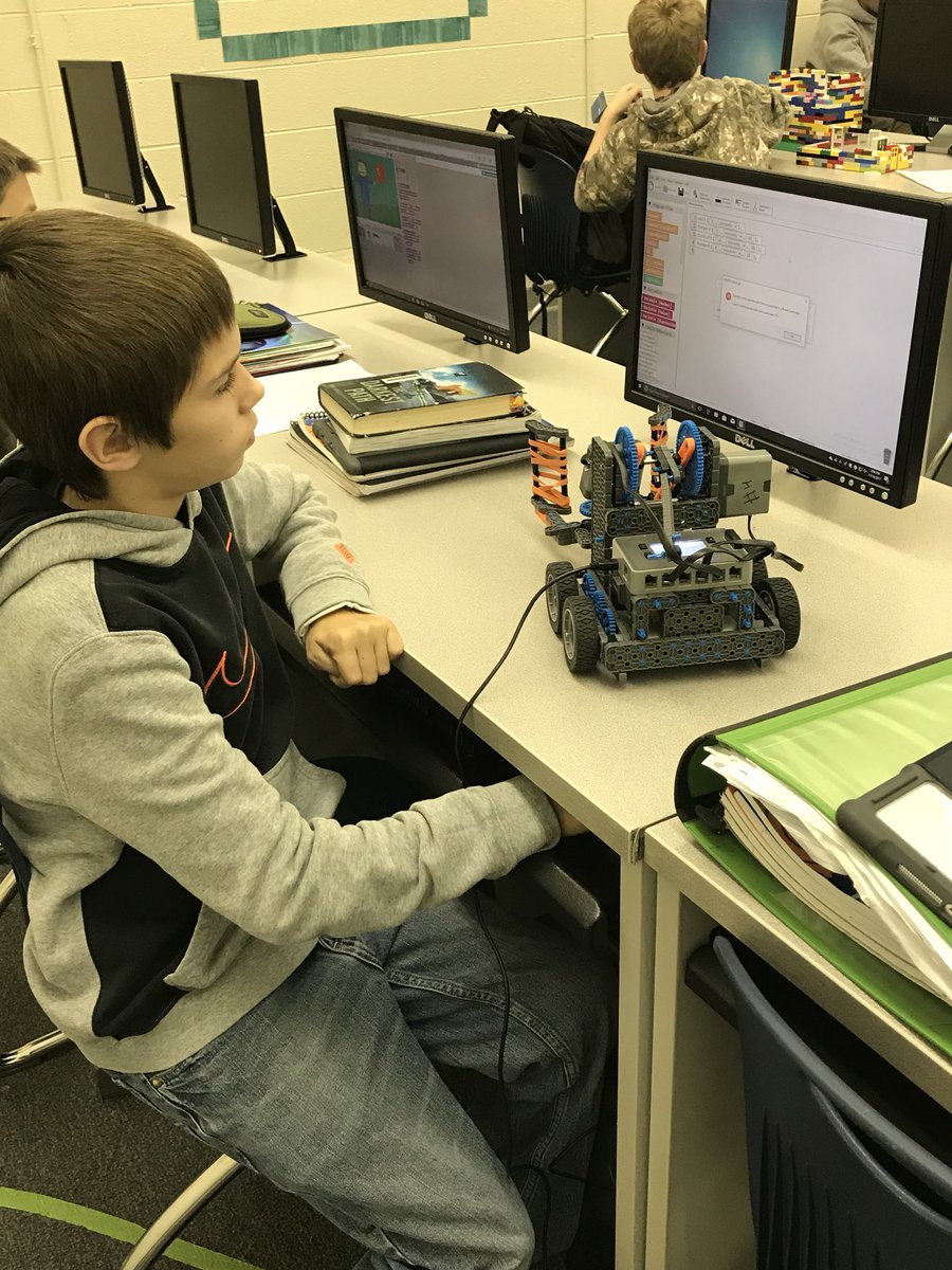 bowyersbots's tweet image. I could not be any more excited about these genius hour projects! #arcadiainlegos #programmingrobots #foldableskateboard #elasticitytest #geniushour