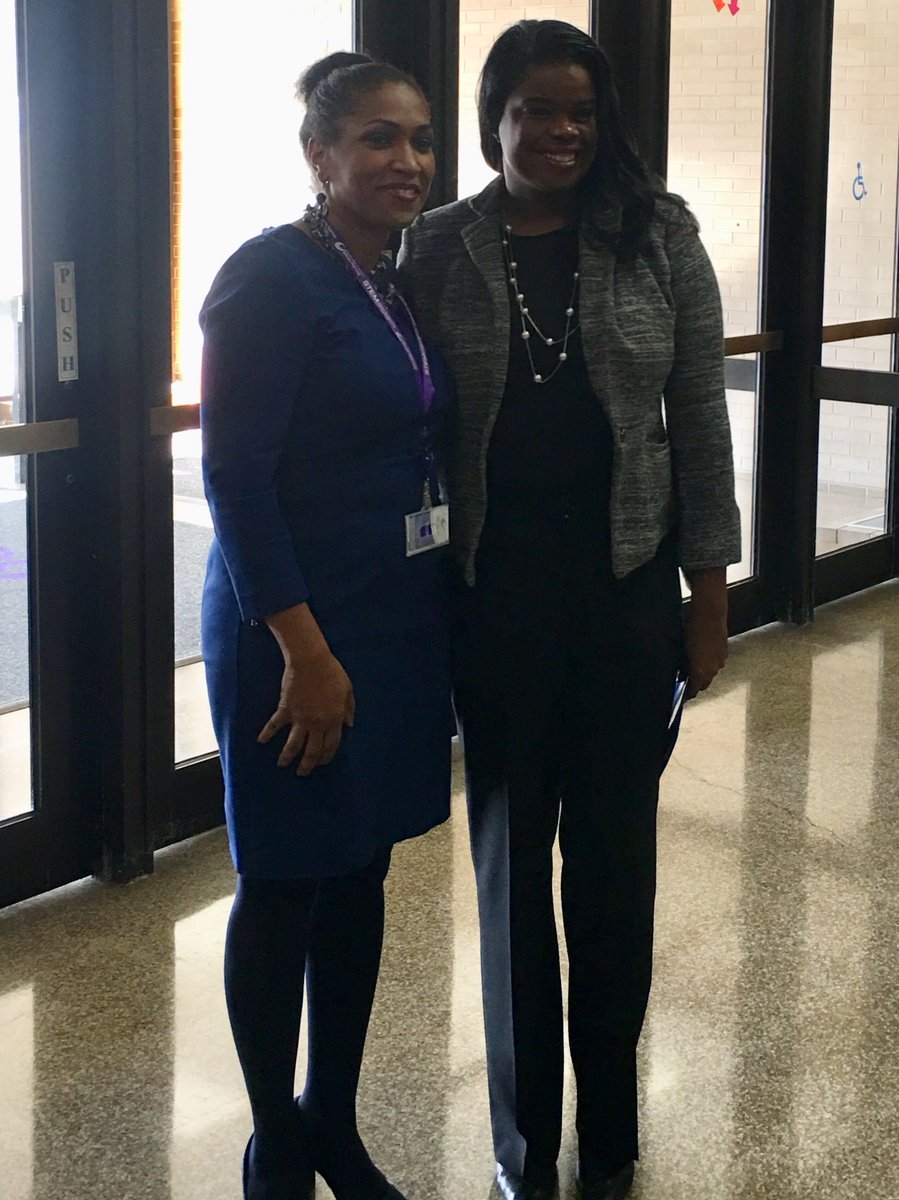 SouthSideGrl312's tweet photo. It’s been a busy day leading @OliveHarvey_CCC started the day greeting my friend @KimFoxxforSA and hosting @CookCountySAO Juvenile Justice Conversation Series: Keeping Youth In School and Out of the Justice System #PresidentsLife #OHCCommunity #EducationMatters https://t.co/T1bR5cnt0Q