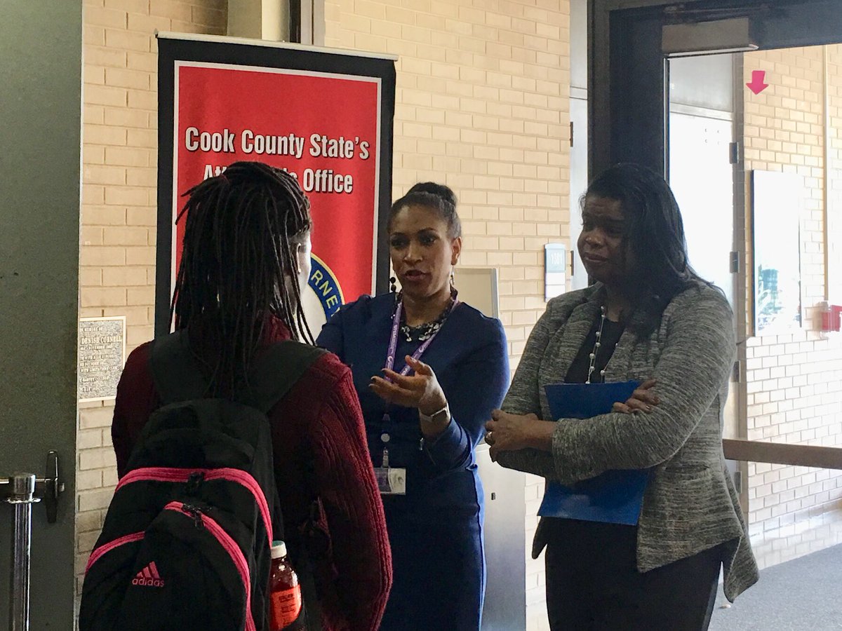 SouthSideGrl312's tweet photo. It’s been a busy day leading @OliveHarvey_CCC started the day greeting my friend @KimFoxxforSA and hosting @CookCountySAO Juvenile Justice Conversation Series: Keeping Youth In School and Out of the Justice System #PresidentsLife #OHCCommunity #EducationMatters https://t.co/T1bR5cnt0Q