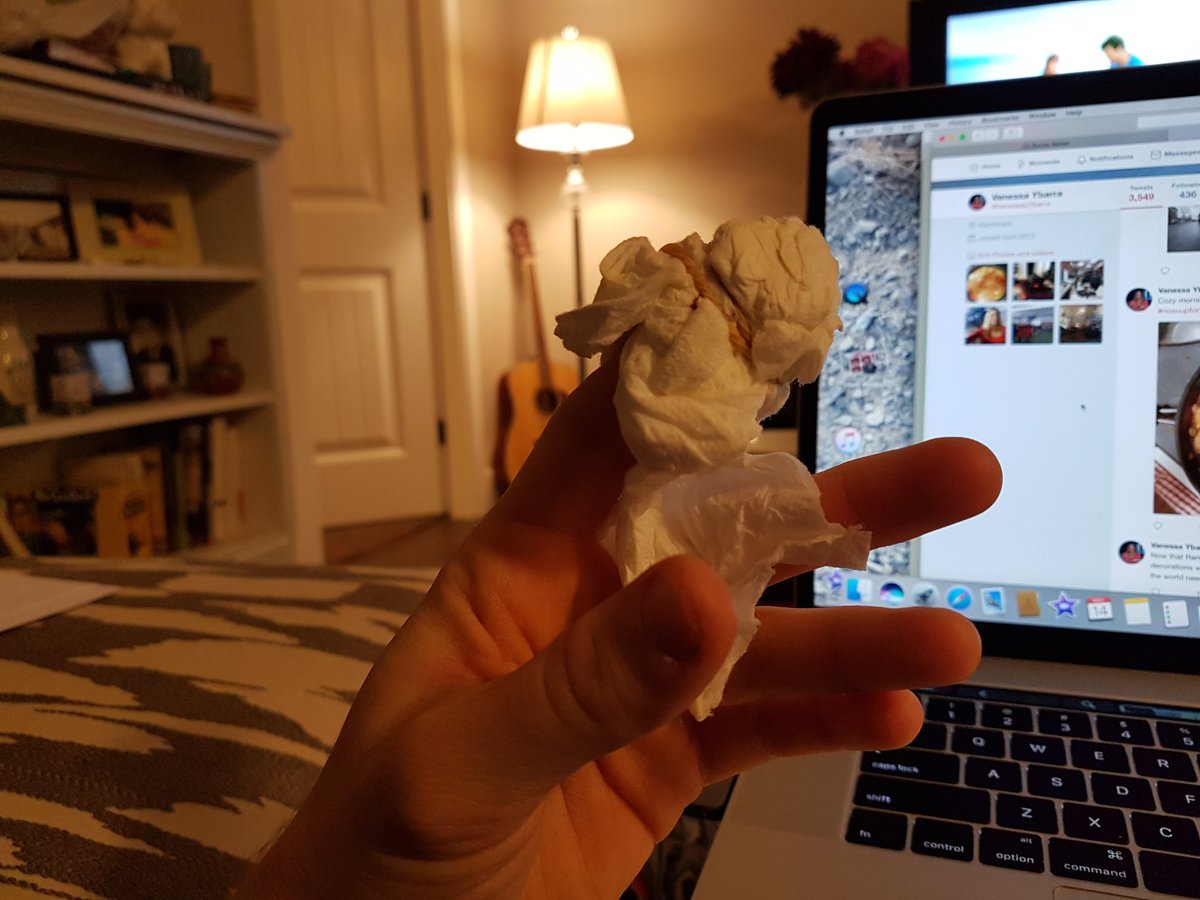 VanessaLYbarra's tweet photo. When you grade your finger instead of the carrot....ones's gotta get creative. #cookingwars #whohasabandaid #ouch https://t.co/0WvAS6RBHl