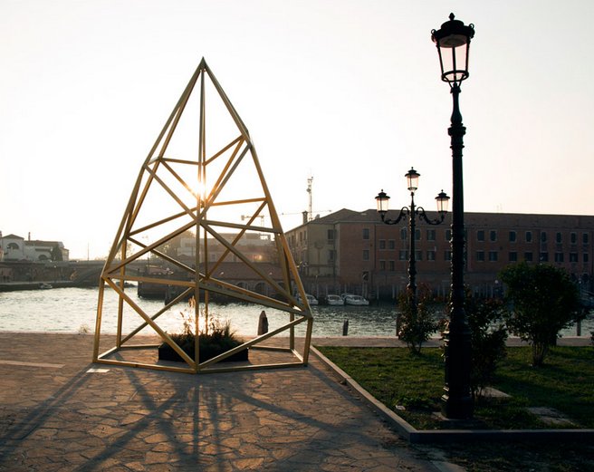 Andreco Charts Sea Level Rise Predictions Along Venice Canal brooklynstreetart.com/theblog/2017/1… <a href="/andrecoandreco/">Andreco</a>