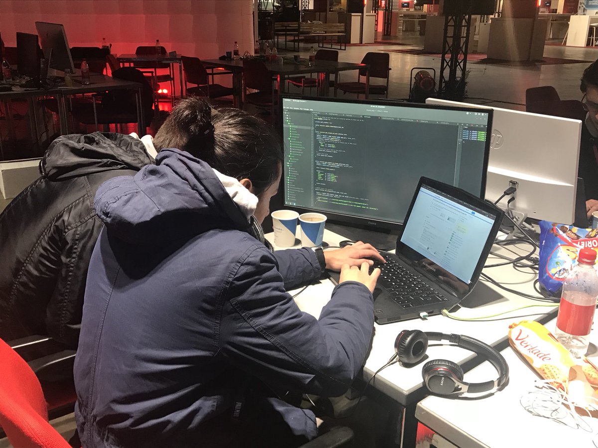 Exact_NL's tweet photo. Still going strong op de #exacthackathon. #teamwork https://t.co/FjlvyetKh1