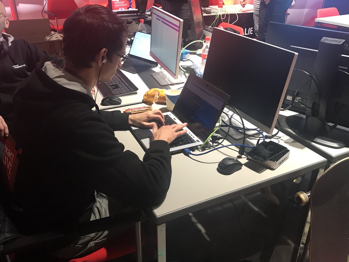 Exact_NL's tweet photo. Still going strong op de #exacthackathon. #teamwork https://t.co/FjlvyetKh1