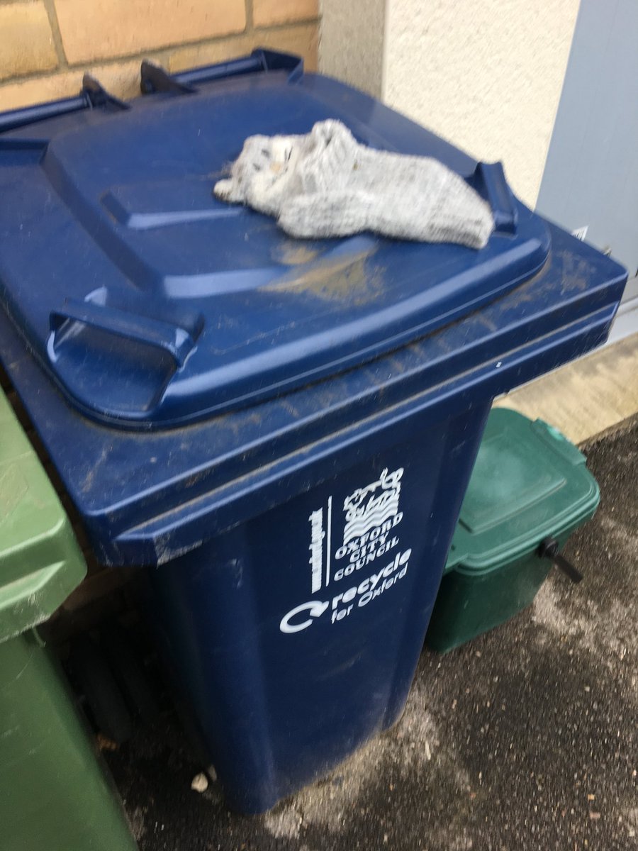 Lonely glove, Middle Way, Summertown #Oxford <a href="/OxfordCity/">Oxford City Council</a>