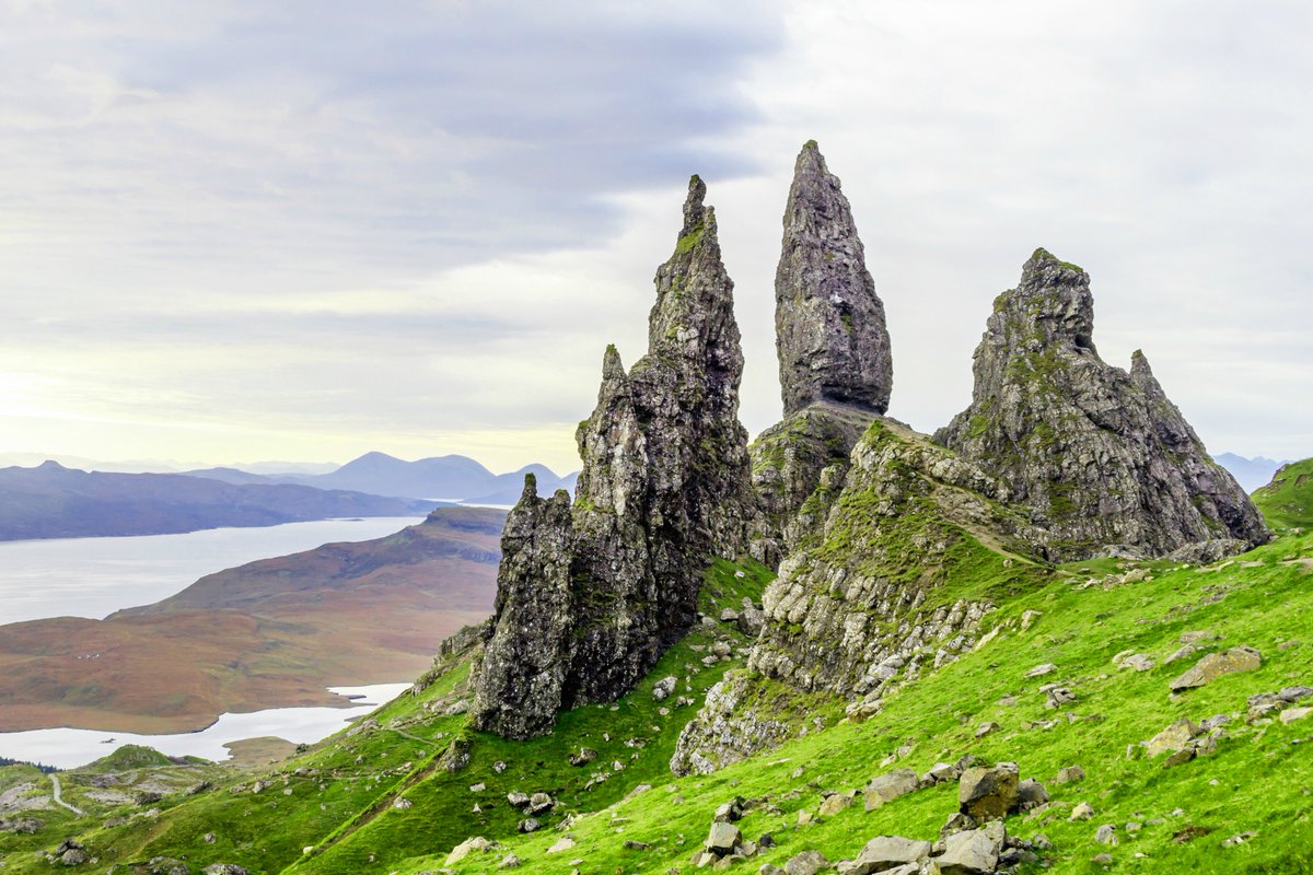 Ven a visitar el famoso Old Man of Storr en Isla de #Skye, en #Escocia.🌳 ow.ly/3r7H30gkQC7