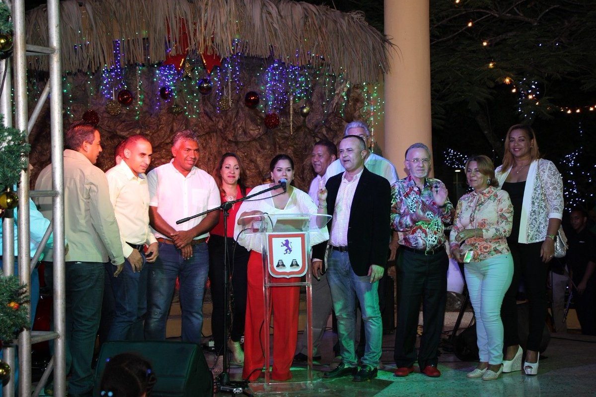 AlcaldiaHiguey's tweet photo. Al encendido de las luces acompañaron a la Alcaldesa Karina Aristy el Vicealcalde Junior Taveras, el Gobernador, Licdo. Ramón Gúilamo Alfonso; el Senador Amable Aristy Castro y Concejales de la #AlcaldíaHigüey encabezados por el Presitende de la Sala Capitular, Julio Ávila. https://t.co/thxx0AEauI