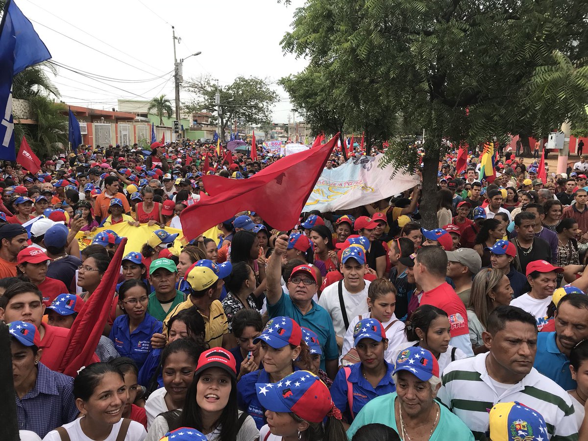 Omar_PrietoPSUV's tweet image. El pueblo de San Francisco sale a las calles para darnos su cariño y su apoyo. Desde la gobernación, el desarrollo de esta pujante ciudad está garantizado junto al próximo alcalde @DirwingsSF. Nos vemos en un rato juventud