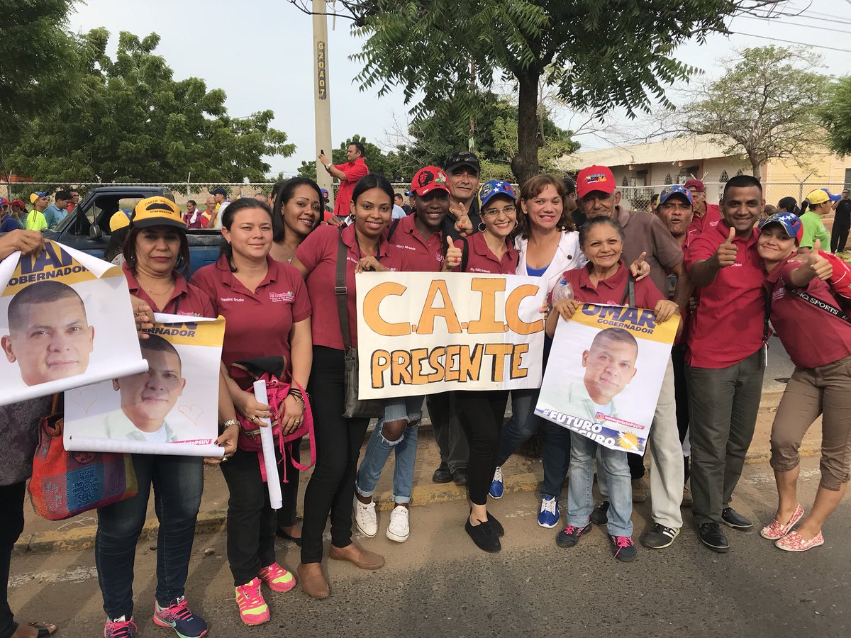 Omar_PrietoPSUV's tweet image. El pueblo de San Francisco sale a las calles para darnos su cariño y su apoyo. Desde la gobernación, el desarrollo de esta pujante ciudad está garantizado junto al próximo alcalde @DirwingsSF. Nos vemos en un rato juventud