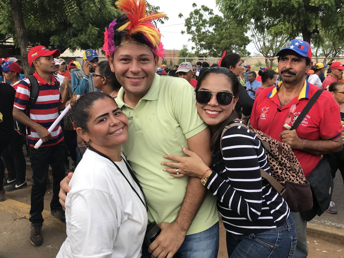 Omar_PrietoPSUV's tweet image. El pueblo de San Francisco sale a las calles para darnos su cariño y su apoyo. Desde la gobernación, el desarrollo de esta pujante ciudad está garantizado junto al próximo alcalde @DirwingsSF. Nos vemos en un rato juventud