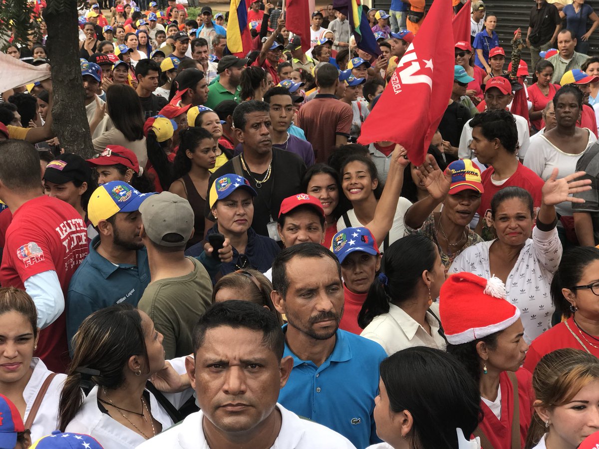 Omar_PrietoPSUV's tweet image. El pueblo de San Francisco sale a las calles para darnos su cariño y su apoyo. Desde la gobernación, el desarrollo de esta pujante ciudad está garantizado junto al próximo alcalde @DirwingsSF. Nos vemos en un rato juventud