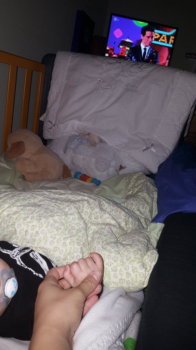 MikaImpossible's tweet photo. #staseracasamika @mikasounds Thomas finalmente dorme e io posso godermi stasera casa Mika😅 Guardarlo un anno fa con il nano nella pancia era più facile. 🤔😥 https://t.co/2CtnS1oVWx