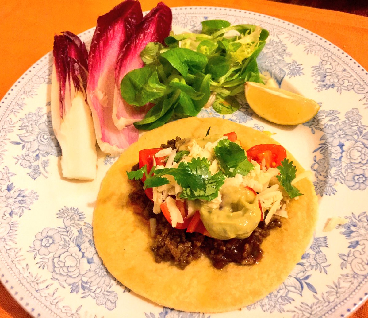 𝖸𝗈 𝖮𝗄𝖺𝖽𝖺 イギリスのスーパーで買える最近のお気に入り ロンドンのメキシコ屋台料理レストランwahacaのお手軽タコスキット いくつか種類あるがどれも好き 肉を用意して炒めるだけ おろしたチェダーチーズ 角切りトマト パクチー アボカド