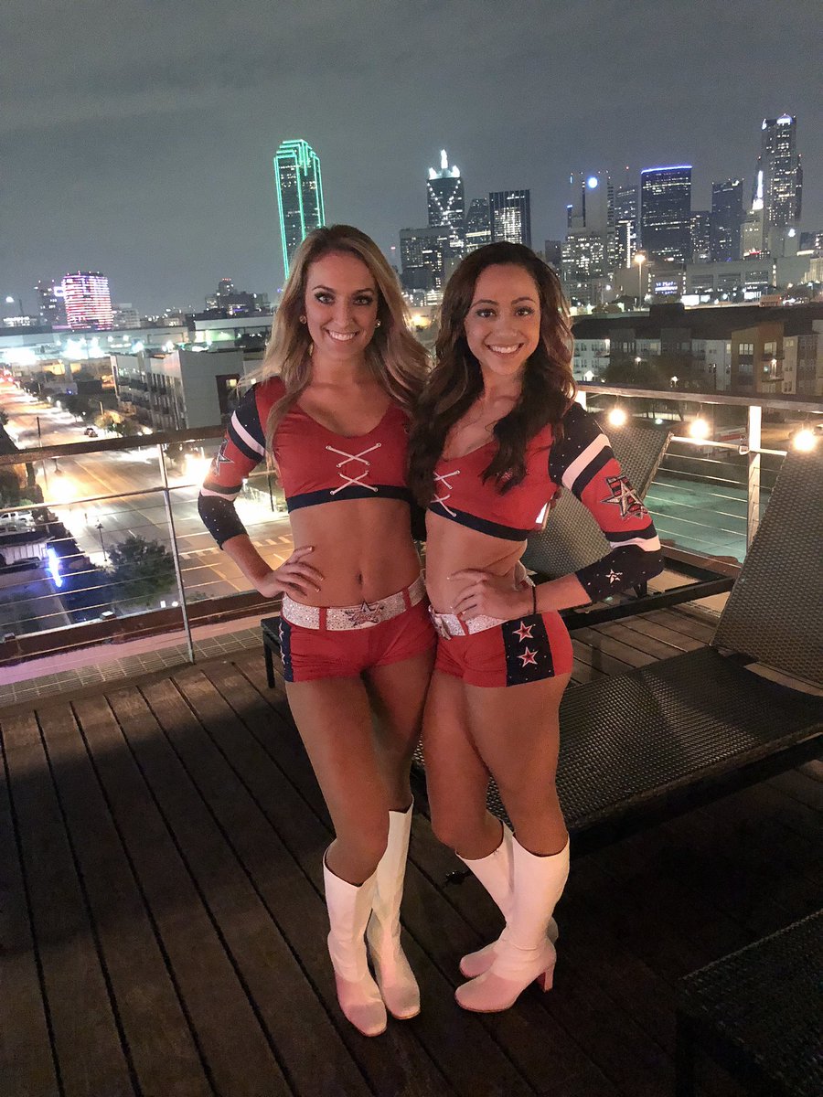 AAIA_Hanna's tweet photo. Happy Tuesday, y'all ❤️💙👼🏼🌃 https://t.co/Mi88MyPntw