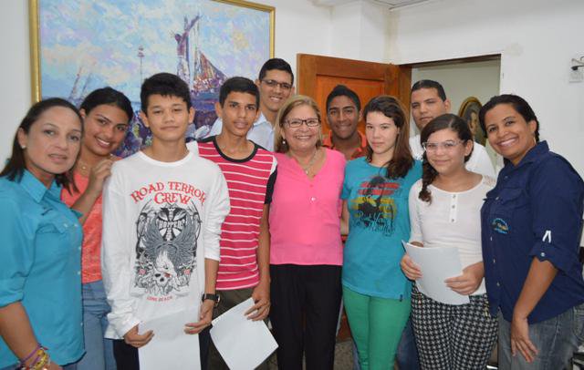 AlcaldiaManeiro's tweet image. Jóvenes de Maneiro se han visto beneficiados con el programa de Becas estudiantiles. @DarvelisLarez brindando apoyo al futuro de Venezuela