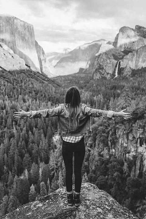 لا أحـّد فـّي طـرقـاتـي مـُقـيـم ، 
جـمـيـعهـم عـابـرون !!
يـمـكثـون فـتـرة ثـُم يـرحـلون ..